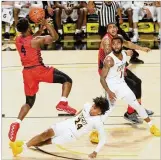  ?? DAVID JABLONSKI / STAFF ?? Dayton’s Jordan Davis scores against Virginia Commonweal­th at the Siegel Center in Richmond, Va.