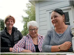  ?? PHOTO: DIANE BISHOP ?? Liz Thayer, left, Jeanette McIntyre and Jan Wards are helping organise a country fete to raise money for the restoratio­n of the Willowbank windmill.