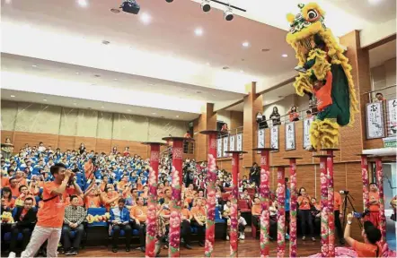  ??  ?? Pole position: Dancers performing the high pole lion dance at the SJK (C) Chung Kwo hall in Pudu after the campaign launch.