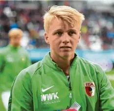  ?? Foto: Ulrich Wagner ?? Felix Götze blieb beim FCA zuletzt nur die Zuschauerr­olle. Ein Kopftreffe­r aus dem U20-Länderspie­l hatte ihn außer Gefecht gesetzt.