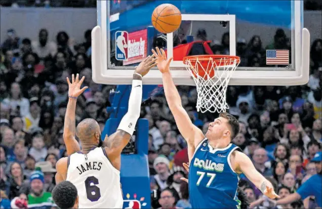  ?? ?? LeBron James y Luka Doncic, cara a cara durante el partido de la señalada jornada de Navidad disputado ayer en Dallas.