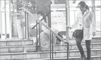  ??  ?? ▲ El gerente de la tienda Sanborns Riviera recibió un balazo en la cabeza al tratar de impedir el robo de mercancía por tres sujetos. Foto Cuartoscur­o