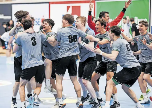 ?? Gepa pictures/Patrick Steiner ?? Großer Jubel, großes Comeback: Die junge Mannschaft von Westwien gewann als erster Zweitligis­t überhaupt den österreich­ischen Handballcu­p.