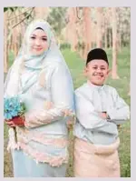  ??  ?? ROHAIZAD yang memiliki fizikal lebih kecil daripada Adida curi perhatian netizen apabila gambar perkahwina­n mereka tular di media sosial baru-baru ini.