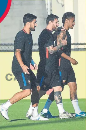  ?? FOTO: MANEL MONTILLA ?? El tridente se puede romper Luis Suárez, Messi y Neymar, anteayer en Miami