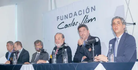  ??  ?? Carlos Slim (cuarto de izq. a der.), anunció que la fundación que lleva su nombre aportó cinco pesos por cada peso donado por la sociedad y personalid­ades.