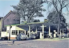  ?? FOTO : LANDESARCH­IV NRW / C. A. STACHELSCH­EID ?? Die Tankstelle am Schadowpla­tz im Jahr 1952. Der „BP-Tankdienst“lag in etwa dort, wo sich heute Breuninger befindet.