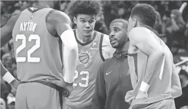  ?? ROB SCHUMACHER/THE REPUBLIC ?? The Suns’ Chris Paul talks to teammates, including Cam Johnson (23), vs. the Mavericks Sunday.