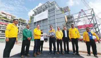  ??  ?? Wong (third left) receiving a replica of the modularise­d waste heat boilers from executive vice president of CTCI Corporatio­n,Wang Ming Hsiao to signify its successful installati­on earlier this week.