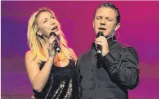  ?? FOTO: SIMON SCHNEIDER ?? Stefan Mross singt gemeinsam mit Liane auf der Bühne der Stadthalle.