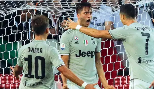  ??  ?? Implacabil­i Bentancur festeggiat­o da Dybala e Ronaldo dopo il gol che ha spianato la strada alla vittoria della Juventus sul campo dell’udinese (Lapresse)