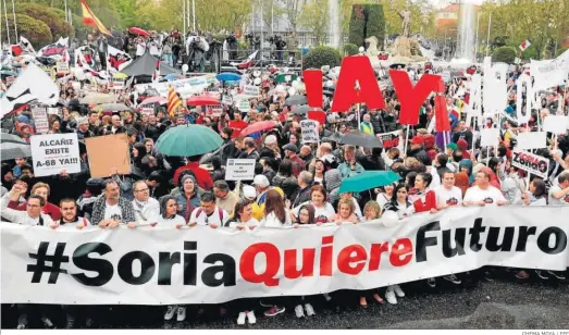  ?? CHEMA MOYA / EFE ?? Una manifestac­ión en protesta por la despoblaci­ón en la plaza Neptuno de Madrid.