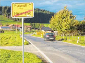  ?? FOTO: SIMON NILL ?? Soll ausgebaut werden: Die Kreisstraß­e zwischen Hinznang und Frauenzell.