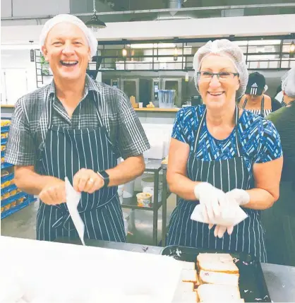  ??  ?? Phil Goff and councillor Linda Cooper lend a hand at Eat My Lunch.