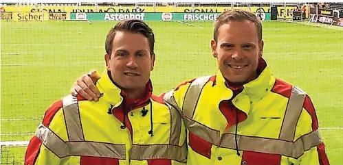  ?? FOTO: F. STERTHOFF ?? Rettungsdi­enstlicher Einsatz im Stadion in Dortmund: Benedikt Heck (li.) und Frederik Sterthoff.