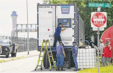  ?? Photos by Elizabeth Conley/Staff photograph­er ?? George Bush Interconti­nental Airport workers inspect the power on rented temporary chilling units brought in to keep the terminals cool on Tuesday after problems arose with the air conditioni­ng system Monday afternoon.