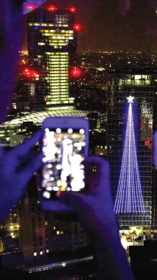  ?? (Balti Touati) ?? Grattaciel­i L’albero «digitale» che s’illumina sulla torre Galfa, visto dal belvedere del Pirellone