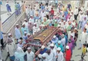  ?? DEEPAK GUPTA/HT ?? ▪ Funeral procession of one of the kids, in Kushinagar on Friday.