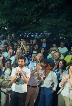  ??  ?? Bolognina Il sindaco Merola chiude la sua campagna elettorale in piazza dell’Unità e promette interventi sulle periferie