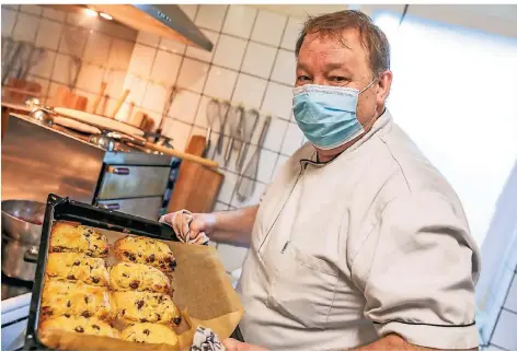  ?? FOTOS: TIM OELBERMANN ?? Wie der „Bobbes“hergestell­t wird, zeigt Bäcker und Konditor Axel Eberhard in seinem Waffelhaus in Oberburg.