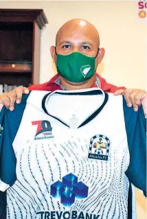  ?? ALEJANDRO DEL ÁNGEL ?? ROMÁN FRAGOSO, presidente de Altamira FC ,mostrando la playera oficial del equipo/