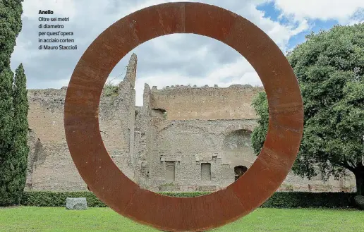  ??  ?? Anello
Oltre sei metri di diametro per quest’opera in acciaio corten di Mauro Staccioli