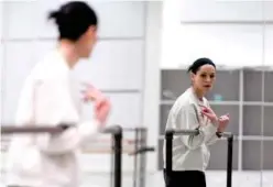  ?? Agence France-presse ?? ↑
Dutch dancer and artistic director of the United Ukrainian Ballet Igone de Jongh warms up prior to a rehearsal at the Kennedy Center in Washington, DC.