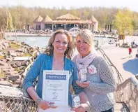  ??  ?? Der Freizeitpa­rk Toverland wurde zur besten Event-Location der Niederland­e gekürt, hier stolz präsentier­t von Jeanine Theeuwen (links) und Tamara Thijssen von der Toverland-Eventabtei­lung.