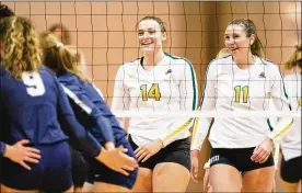  ?? MARK KUHLMANN PHOTOS / NCAA ?? Wright State’s Teddie Sauer (14) and Celia Powers (11) prepare for a point against Samford at the CHI Health Center Omaha in Omaha, NE.