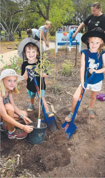  ?? Picture: PATRINA MALONE ?? Maharlia Lanigan, 11, with Reuben and Violet Lanigan Barnes, aged 4 and 6