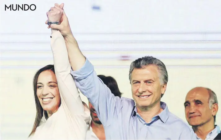  ??  ?? ► María Eugenia Vidal celebra junto a Macri el resultado de las legislativ­as del domingo.