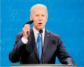  ?? /REUTERS ?? ESTRATEGIA. Con el cubrebocas en la mano, Biden insistió en la necesidad de plantear una estrategia para su uso