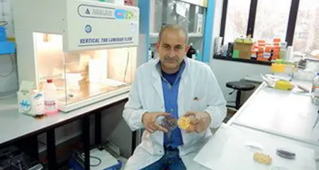  ??  ?? Studioso Angelo Santino dell’Istituto di scienze delle produzioni alimentari di Lecce con in mano il frutto della ricerca che ha coinvolto due strutture pugliesi e una britannica