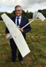  ?? FOTO BELGA ?? Minister Vandeput met een mini-drone, een zogeheten Raven.