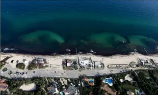  ?? (Photo Philippe Arnassan) ?? Sur cette photo aérienne prise hier après-midi on distingue très bien la nappe noire et ses arcs de cercles menaçants face à la plage de Pampelonne. Le volume d’hydrocarbu­res à la dérive a été malheureus­ement très largement sous-estimé. L’épisode est loin d’être terminé.