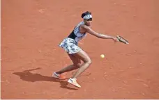  ?? MICHEL EULER, AP ?? Venus Williams hits a shot during her three-set loss to Timea Bacsinszky on Sunday in the French Open.