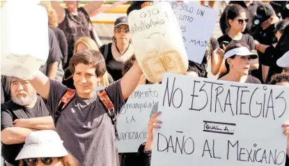  ?? AFP ?? Unas 400 personas atendieron el llamado en redes sociales a manifestar­se en La Minerva.