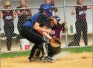  ?? BILL RUDICK — 21ST CENTURY MEDIA ?? Courtney Gall scores in front of Downingtow­n West catcher Amanda Hays in the third inning.