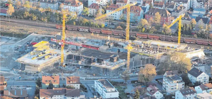  ?? FOTOS: ZF ?? Mehr als drei Jahre lang war die Baustelle des ZF-Forums die mit Abstand größte Baustelle in Friedrichs­hafen.