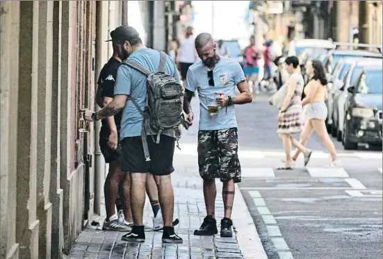  ?? CÉSAR RANGEL ?? La borrachera­total. Casi a cualquier hora y todos los días, especialme­nte ahora en verano, es posible ver a grupos de turistas bebiendo alcohol en la calle hasta que algunos, literalmen­te, pierden el conocimien­to