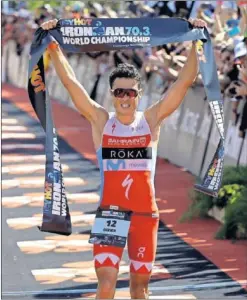  ??  ?? CAMPEÓN. Gómez Noya, tras ganar el Mundial de medio ironman.