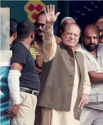  ?? AFP ?? Nawaz Sharif waves to supporters in Gujrat city on Friday. —