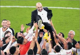  ?? ?? Los jugadores de Marruecos mantean a su entrenador, Herdman, tras la clasificac­ión.