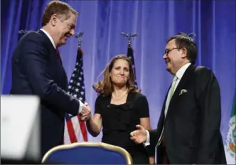  ?? JACQUELYN MARTIN, THE ASSOCIATED PRESS ?? U.S. trade representa­tive Robert Lighthizer, left, shakes hands with Canadian Foreign Affairs Minister Chrystia Freeland, and Mexico’s Secretary of Economy Ildefonso Guajardo Villarreal earlier this month.