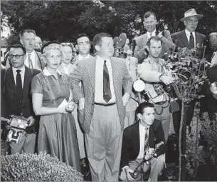  ?? Associated Press ?? AP’S MAN IN HOLLYWOOD In 1954, Bob Thomas, center, waits with other reporters outside the Beverly Hills house of
Marilyn Monroe after reports that she and husband Joe DiMaggio were splitting up.