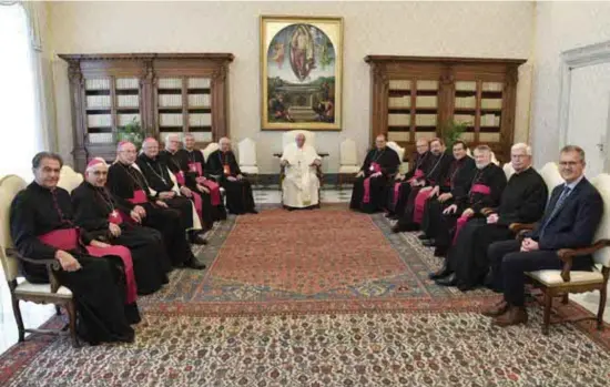  ?? FOTO VATICAN MEDIA ?? Hasselts bisschop Patrick Hoogmarten­s (links achteraan) zat twee uur samen met paus Franciscus voor een “open en warm gesprek”.