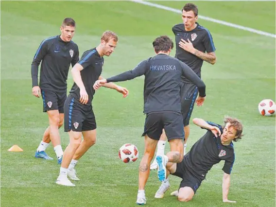  ?? AFP PHOTO / ADRIAN DENNIS ?? Jogadores da Croácia participam do último treino antes da decisão do título contra os franceses: um feito para um país de 4,1 milhões de habitantes