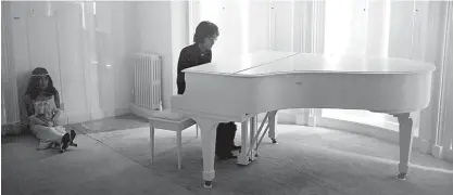  ??  ?? A imagem lendária de Lennon, num piano branco, com Yoko Ono sentada no chão, do filme sobre a gravação do album Imagine.