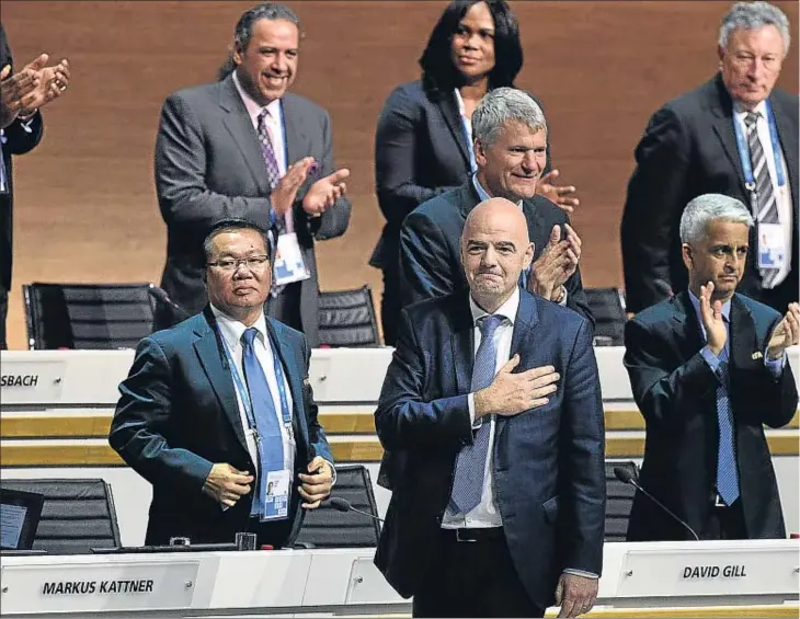  ??  ?? Un emocionat Gianni Infantino ahir a Zuric després de saber els resultats que el donaven com a vencedor de les eleccions de la FIFA