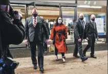  ?? JENNIFER GAUTHIER / REUTERS ?? Huawei’s finance chief Meng Wanzhou ( center) leaves a court hearing in Vancouver on Tuesday.